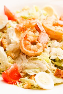 Karides, yumurta ve sebze salatası