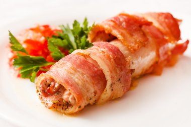 Sucuk pastırma içinde sarılmış