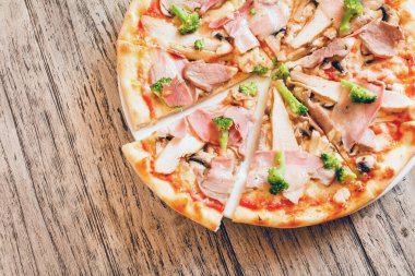 Tahta arka planda pizza.