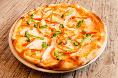 Tahta arka planda pizza.