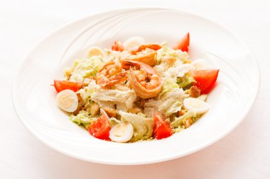 karides ve sebzeli salata