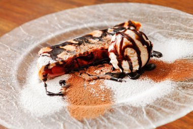 Dondurmalı vişneli turta.