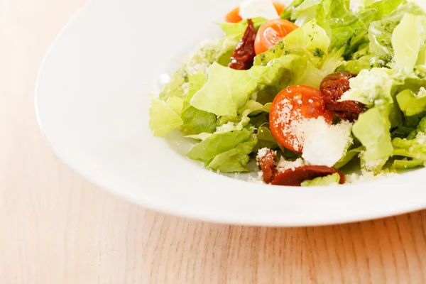 Salada grega com queijo feta e alface — Fotografia de Stock