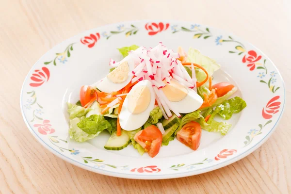 Sallad med grönsaker på tallriken — Stockfoto