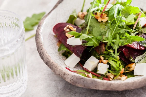 Свекольный салат с сыром и рукколой — стоковое фото