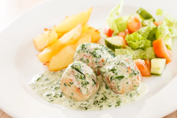 Albóndigas con papas y ensalada — Foto de Stock