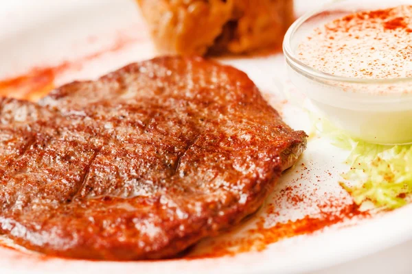 Carne com legumes no prato — Fotografia de Stock