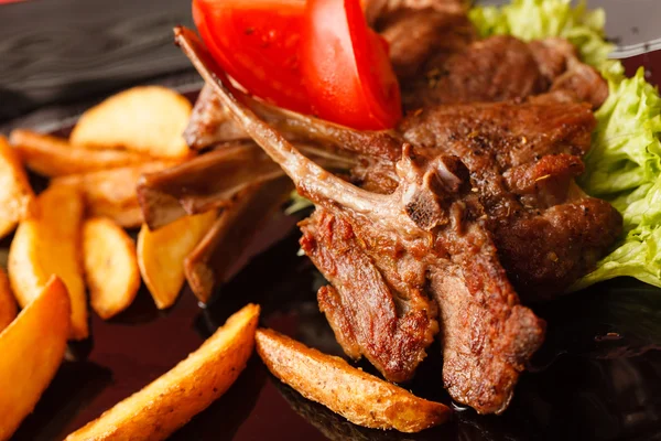 Costillas a la parrilla con patatas —  Fotos de Stock