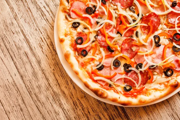 Pizza na drewnianym tle — Zdjęcie stockowe