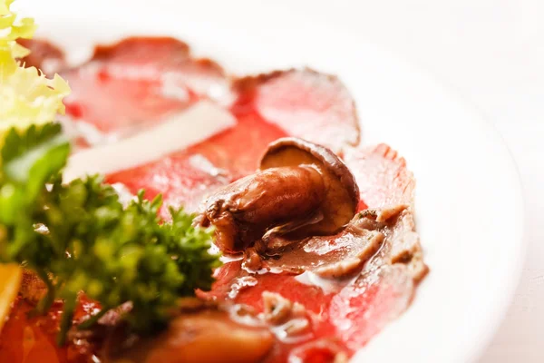 Carne Carpaccio en plato — Foto de Stock