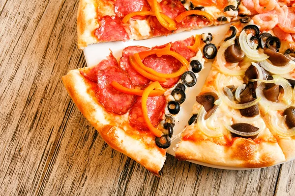 Pizza na dřevěném pozadí — Stock fotografie