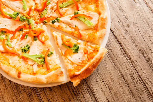 Pizza em fundo de madeira — Fotografia de Stock