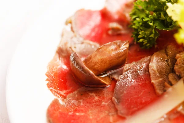 Fleisch-Carpaccio mit Pilzen — Stockfoto