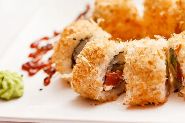 Deliciosos rollos de sushi en plato —  Fotos de Stock