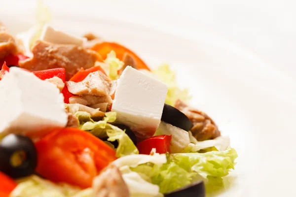 Sałatka grecka z warzywami i serem feta — Zdjęcie stockowe