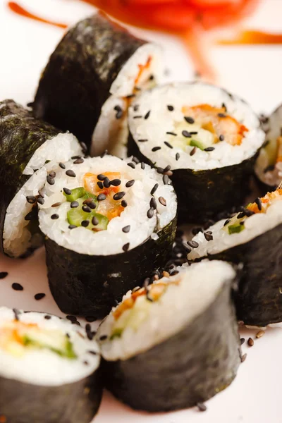 Deliciosos rollos de sushi en plato — Foto de Stock