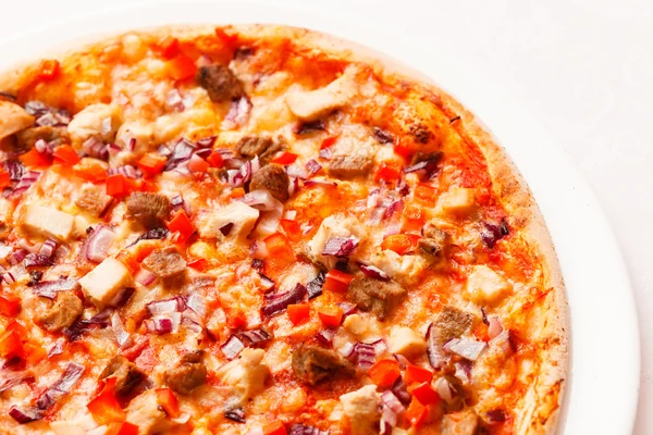 Välsmakande pizza på vit platta — Stockfoto