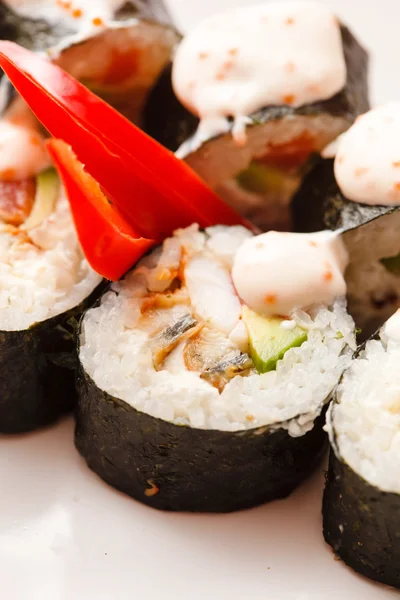 Rolos de sushi saborosos na placa — Fotografia de Stock