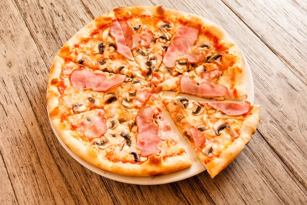Lekkere warme pizza met mozzarella — Stockfoto
