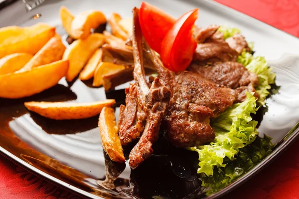 Grilled ribs with potatoes — Stock Photo, Image