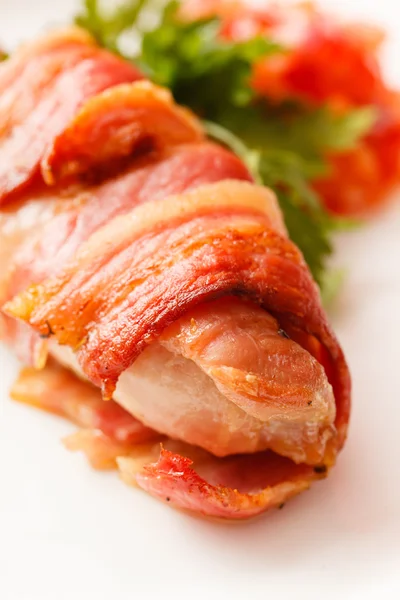 Korv inlindad i bacon — Stockfoto