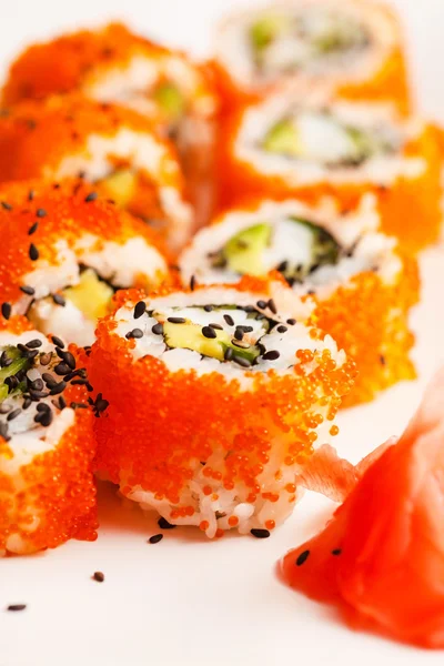 Sushi gulung diatur dengan kaviar — Stok Foto