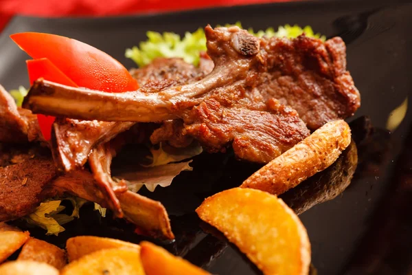 Grilled ribs with potatoes — Stock Photo, Image