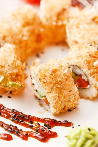 Deliciosos rollos de sushi en plato —  Fotos de Stock