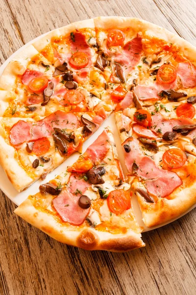 Lekkere warme pizza met mozzarella — Stockfoto