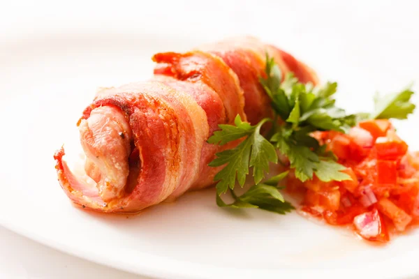 Saucisse enveloppée dans du bacon — Photo