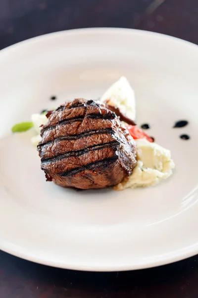 Steak avec purée de pommes de terre — Photo