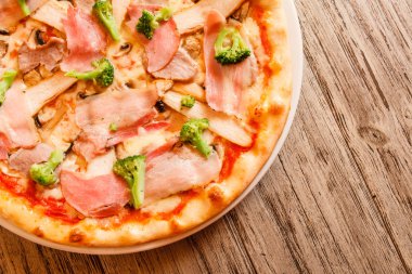 Tahta arka planda pizza.