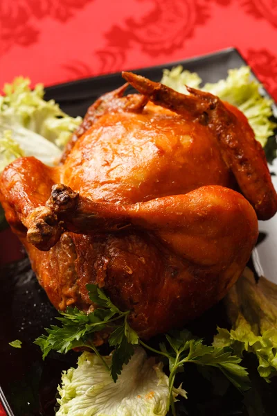 Pollo arrosto con foglie di insalata — Foto Stock