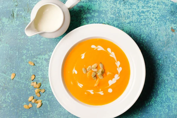 Soupe de citrouille aux graines de citrouille — Photo