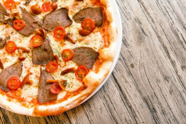 Tahta arka planda pizza.