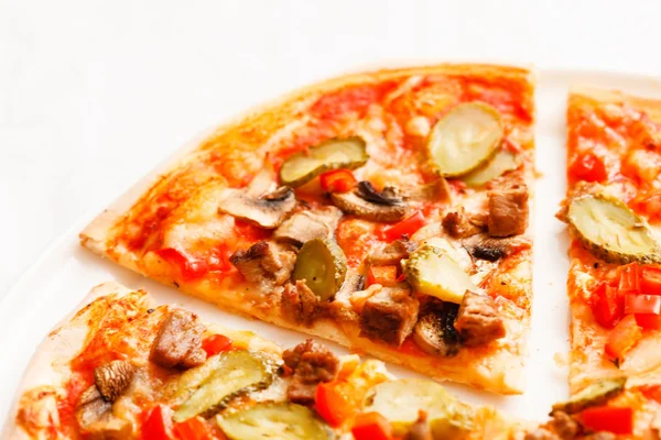 Leckere geschnittene Pizza auf weiß — Stockfoto