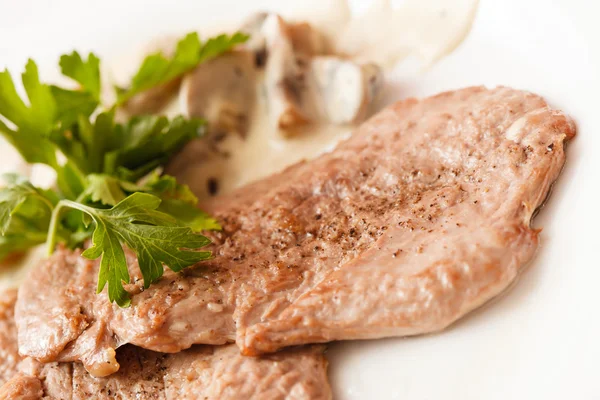 Vlees met champignons op plaat — Stockfoto