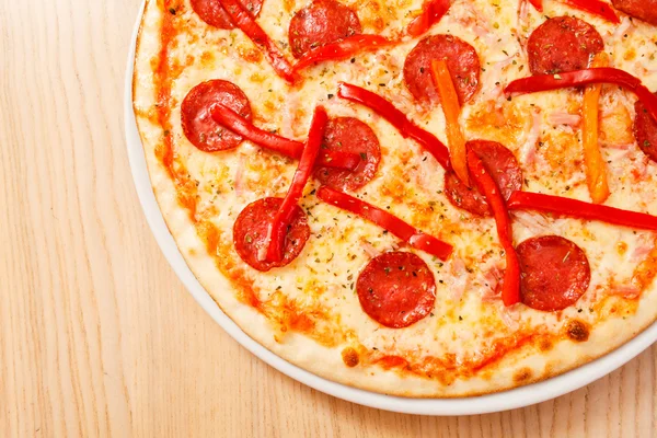 Välsmakande salami pizza — Stockfoto