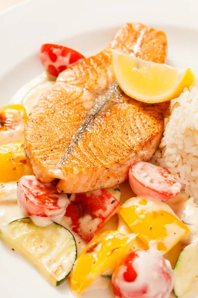 Steak de poisson riz et légumes — Photo