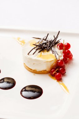 Cheesecake Frenk üzümü çilek ile