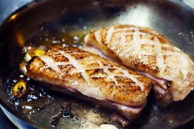 Pan kızarmış ördek