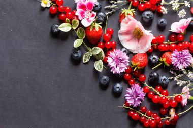 Yaz meyveler ve çiçekler