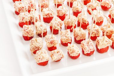 Ton balığı atıştırmalıklar ile çilek