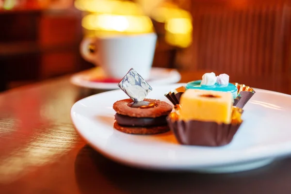 Kaffee mit leckeren Kuchen — Stockfoto