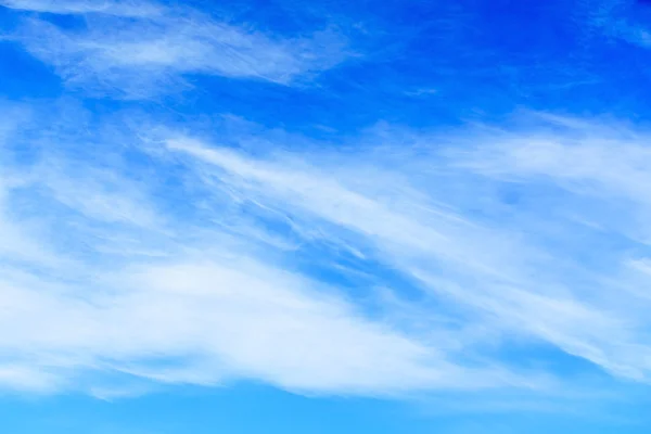 Mooie blauwe lucht met wolken — Stockfoto