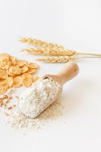 Farinha integral com trigo e cereais — Fotografia de Stock