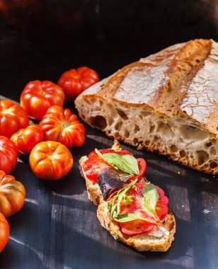 Siyah domates Bruschetta