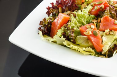 plaka üzerinde somon salata