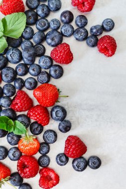 Arka planda taze meyveler