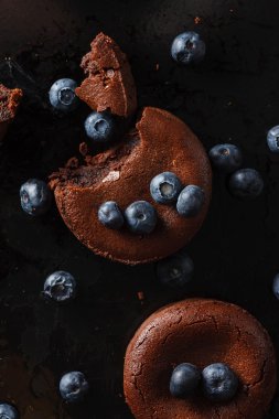 Yaban mersini ile çikolatalı kek